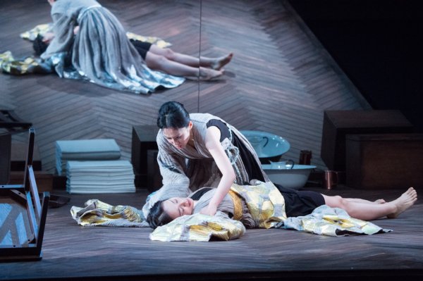 4つの役を2人だけで演じる『メアリー・スチュアート』