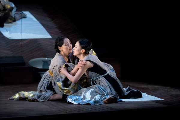 緊迫した演技を見せる中谷美紀と神野三鈴