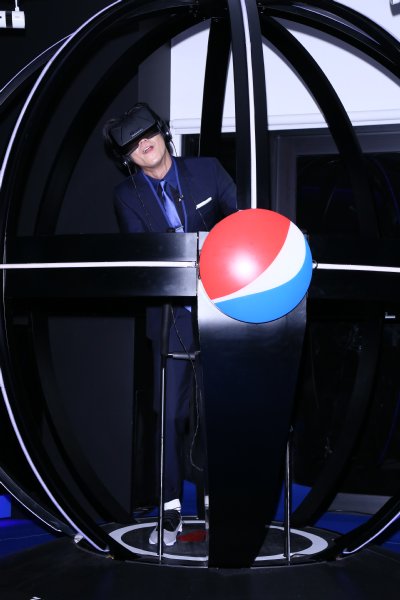 PEPSI STRONG BALLを体験する小栗旬