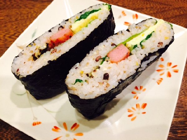 断面が綺麗なのでシェアしやすい？（おにぎらず）