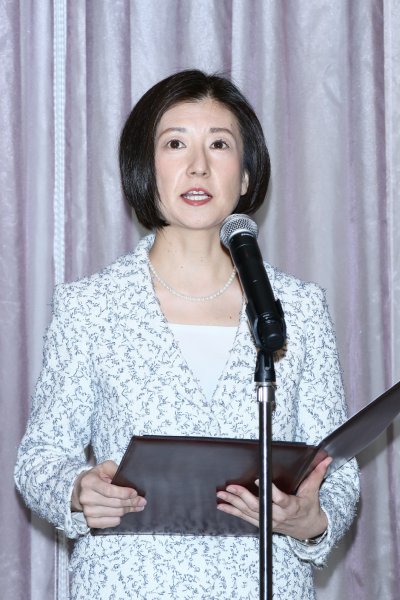 リニューアルした銀座ショールームを紹介する大塚久美子社長