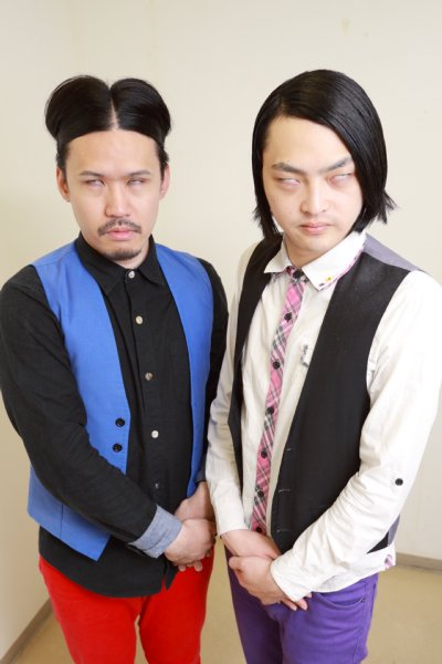 白目のネタを見せるピスタチオ