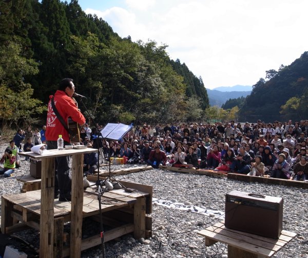 2012年11月、和歌山県嶋津観光協会による流木のステージで歌うさだ