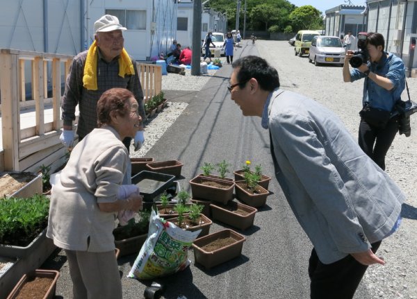 2014年、伊豆大島復興支援コンサートを行い仮設住宅を訪問したさだ