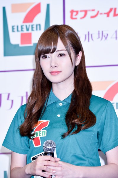 セブン-イレブンの制服を着た乃木坂46の白石麻衣