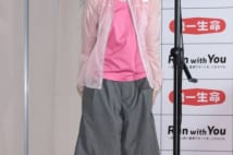ポニーテールなびかせにっこり顔の武井咲
