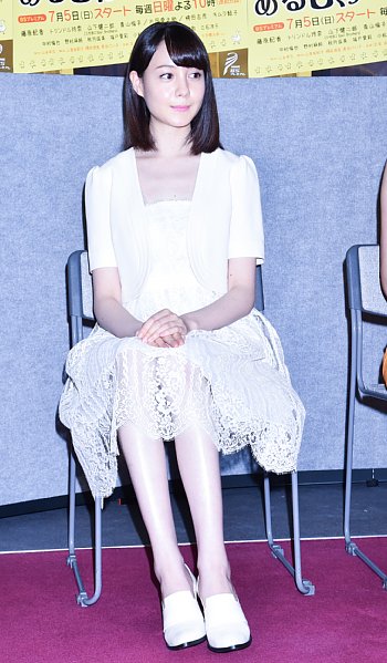 先輩バスガイド役のトリンドル玲奈