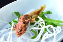 ウーパールーパー唐揚　骨が気にならず白身魚のような味わい