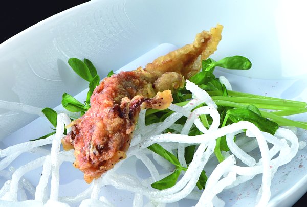 「ウーパールーパーの唐揚」は白身魚のような味わい