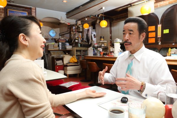 “ムロケン”こと室井健助さんの霊視を受ける山口いづみ