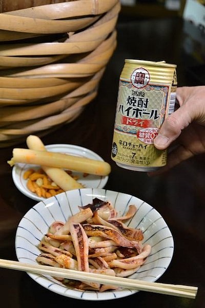 チンして自ら用意するつまみが客にうけている