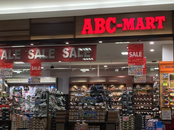 役員らが労基法違反の疑いで書類送検されたABCマート
