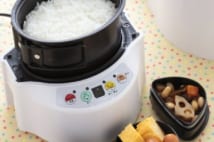 炊飯器が付いたお弁当箱 炊くと同時におかずも温められる