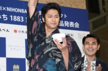 小桝でふりかけを混ぜ、オリーブオイルをかける時のしぐさも
