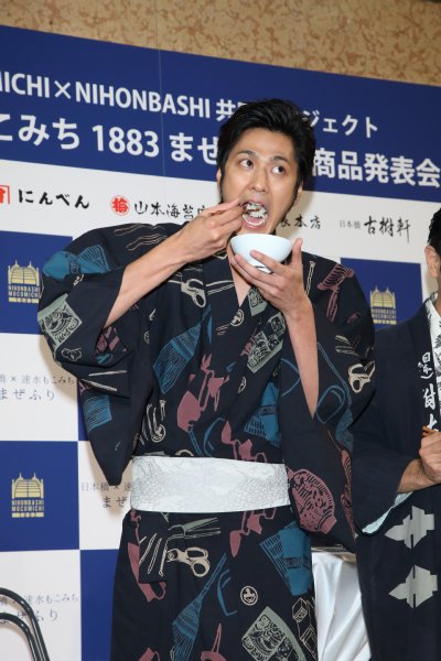 ふりかけとともにご飯を食べる速水
