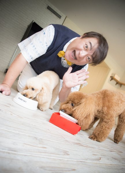 2匹の愛犬（ソラくん、レオくん）には自らの手作り食という彦麻呂