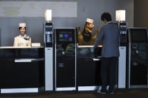 長崎の「変なホテル」 ロボット従業員採用で価格革命に挑む