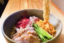 濃い目のタレと細麺が絶妙に絡み合う王道・冷やし中華の逸品