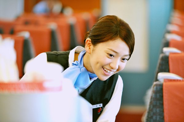 『ロマンス』でアテンダントの制服姿を見せる大島優子(C)2015 東映ビデオ