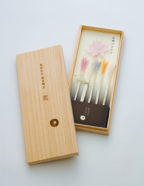 手漉き和紙で火薬を包んだ線香花火「筒井時正」（5400円）