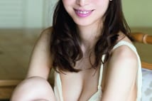 元秋田朝日放送の超人気女子アナ　89cm・Gカップの谷間披露