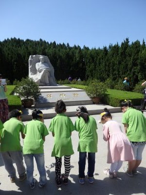 習仲勲陵園を参拝する子どもたち