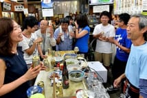 別々に来た客もすぐ打ち解けて仲間同士のように寛ぐ