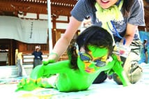 体中に絵の具塗る人間魚拓 持ち帰り可で一生の思い出になる