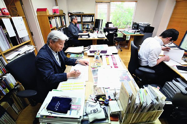 デスクでもパソコンを使わない水戸岡鋭治氏