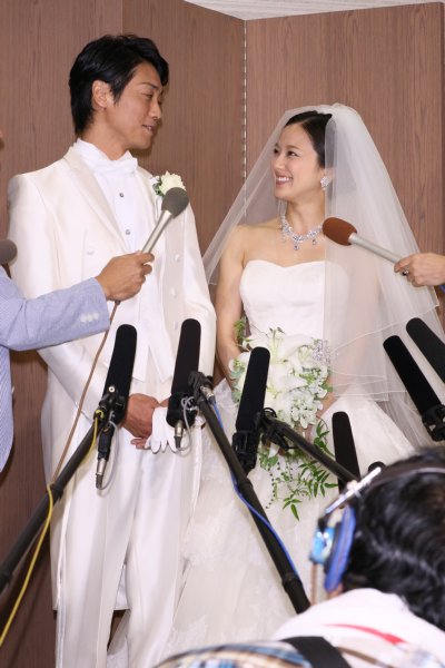 会見中も仲良く見つめ合う永井大と中越典子