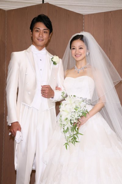 桂由美デザインのウェディングドレスをまとった中越典子と新郎・永井大