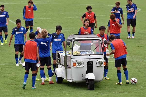 川崎フロンターレの練習場で使用されているオート三輪