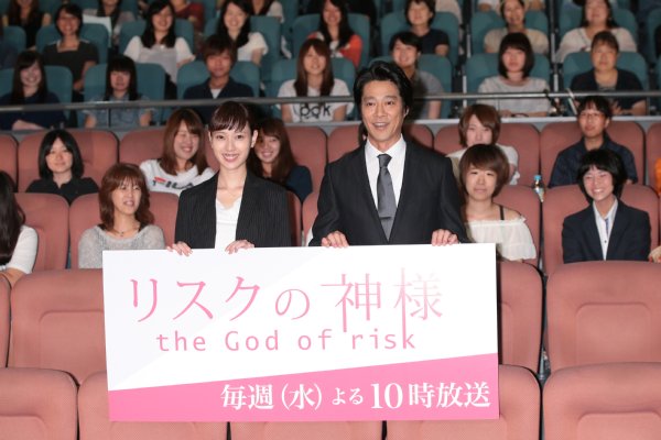集まった『リスクの神様』ファンの前でにっこりの堤真一＆戸田恵梨香