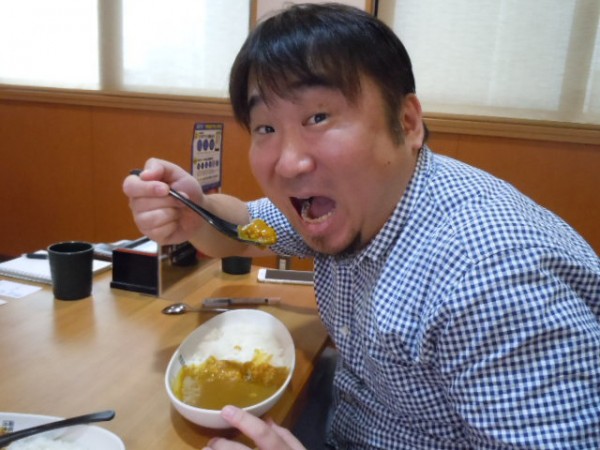 「甘口」を食べる漆原氏