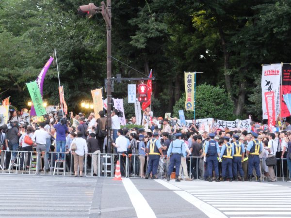 国会前の反対集会