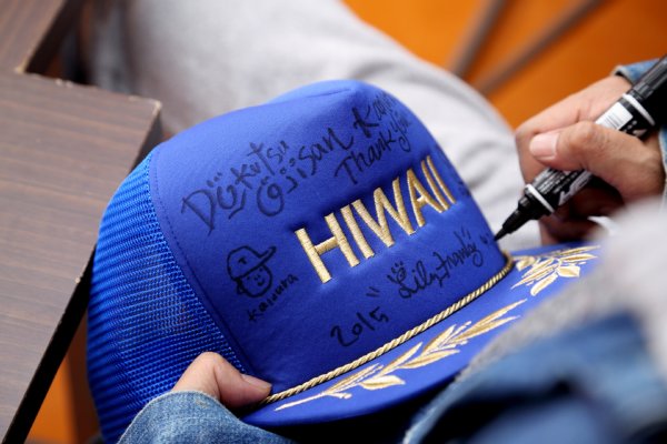 「HIWAII」と書かれた帽子にはリリーからの手書きメッセージ