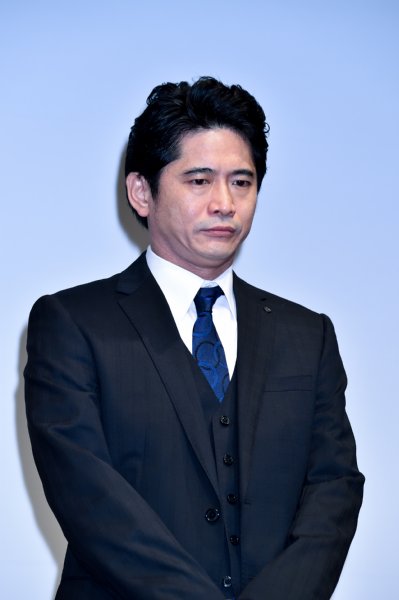 不正を発見するエリートを演じる萩原聖人
