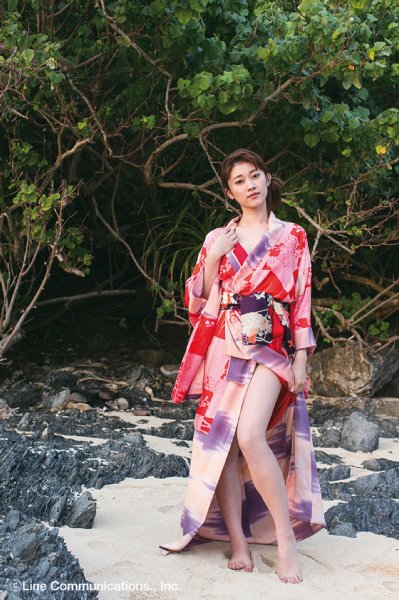着物から大胆に素肌を見せる原幹恵