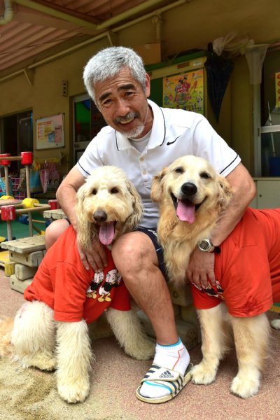 大阪の保育園の保育士犬・アン先生とサチ先生（写真右）