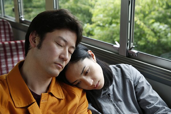 浅野忠信と深津絵里が夫婦の絆を演じ切る (C)2015「岸辺の旅」製作委員会/ COMME DES CINÉMAS