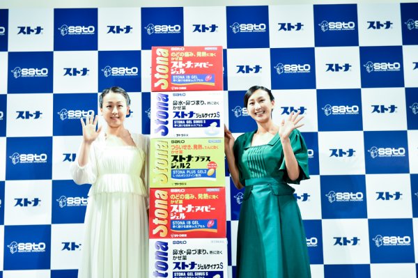 ストナシリーズのCM発表会に出席した浅田姉妹