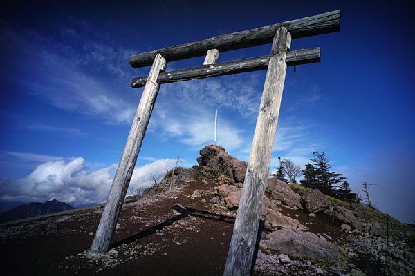 標高2486mの二荒山の山頂。鳥居の向こうには明治時代に奉納された大剣が刺さる