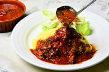 豚バラ軟骨を8時間煮込み作るカレー　ライスによくしみ込む