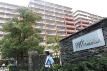 マンションには多くの報道陣が押し寄せて物物しい警備態勢に