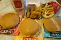 「おてごろマック」として新発売された200円バーガー3種類