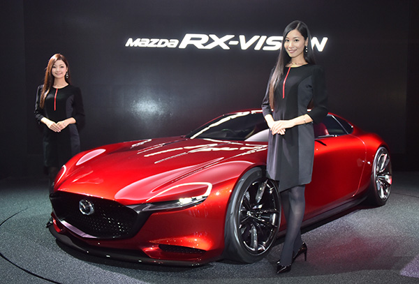 新型スポーツカーのコンセプトモデルが注目を集めたマツダ