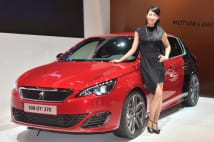 東京モーターショーのプジョーブースで見つけた美女コンパニオン