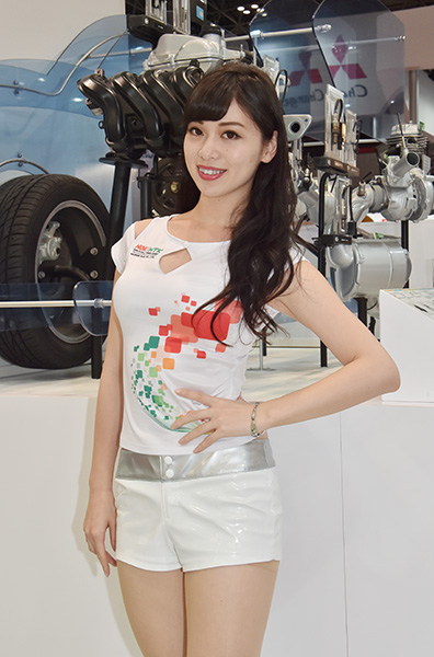 東京モーターショー2015に華を添える美女コンパニオン