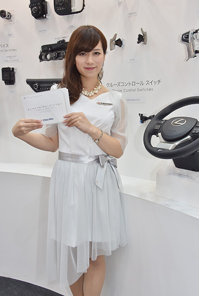 東京モーターショーの部品メーカーブースで見つけた美女