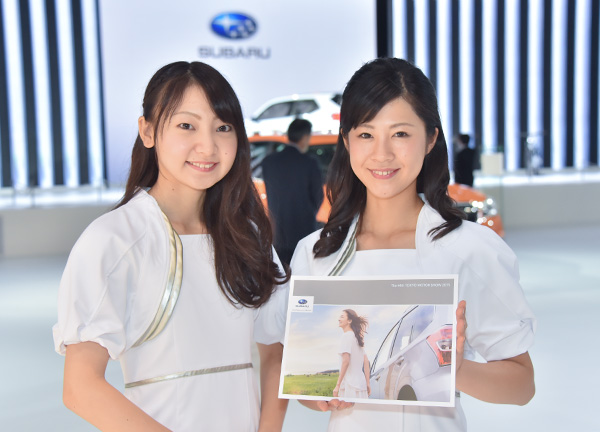 東京モーターショーに華を添えるスバルブースのコンパニオン